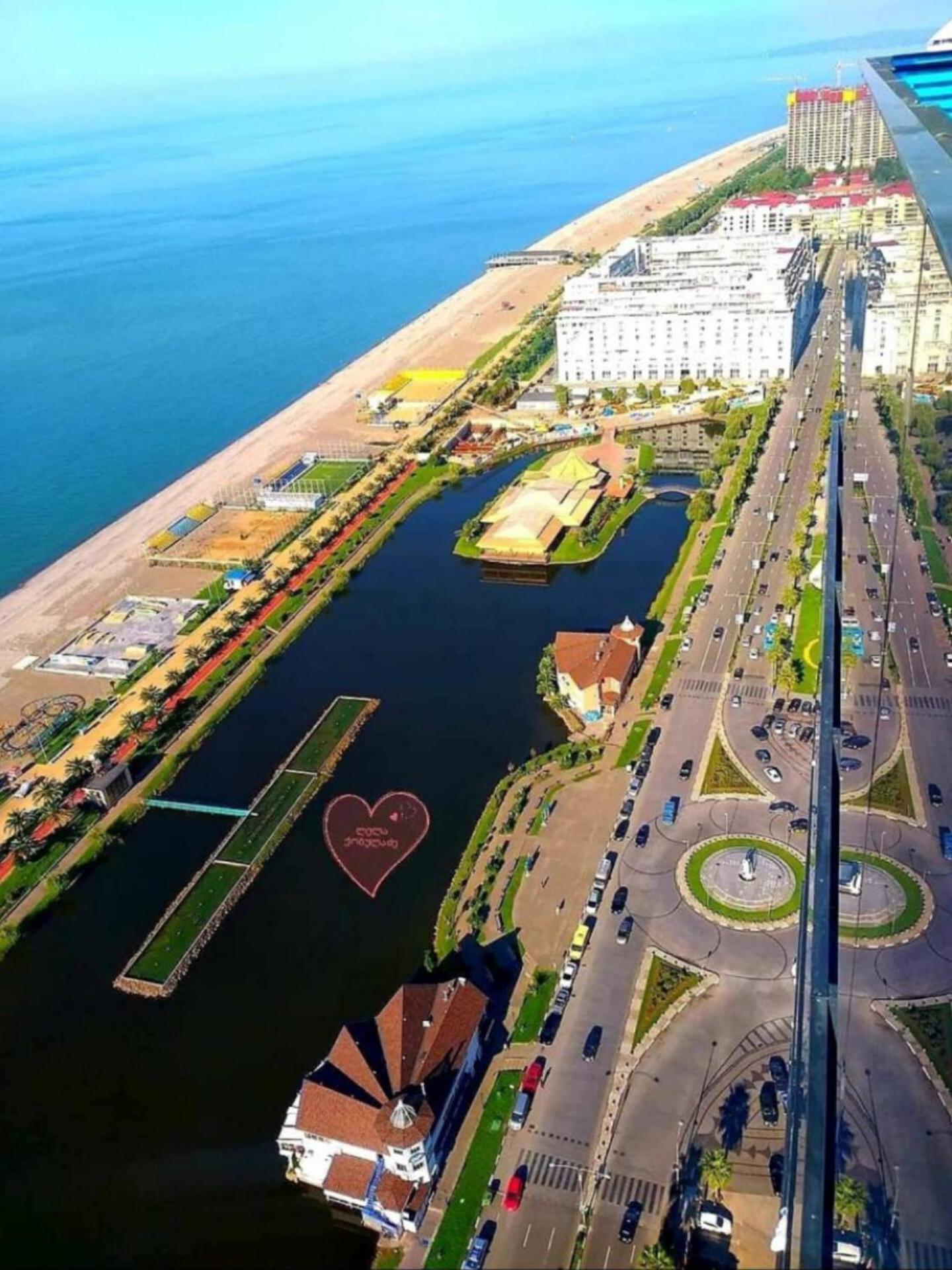 Delux Sea View Aparthotel In Orbi City バトゥーミ エクステリア 写真