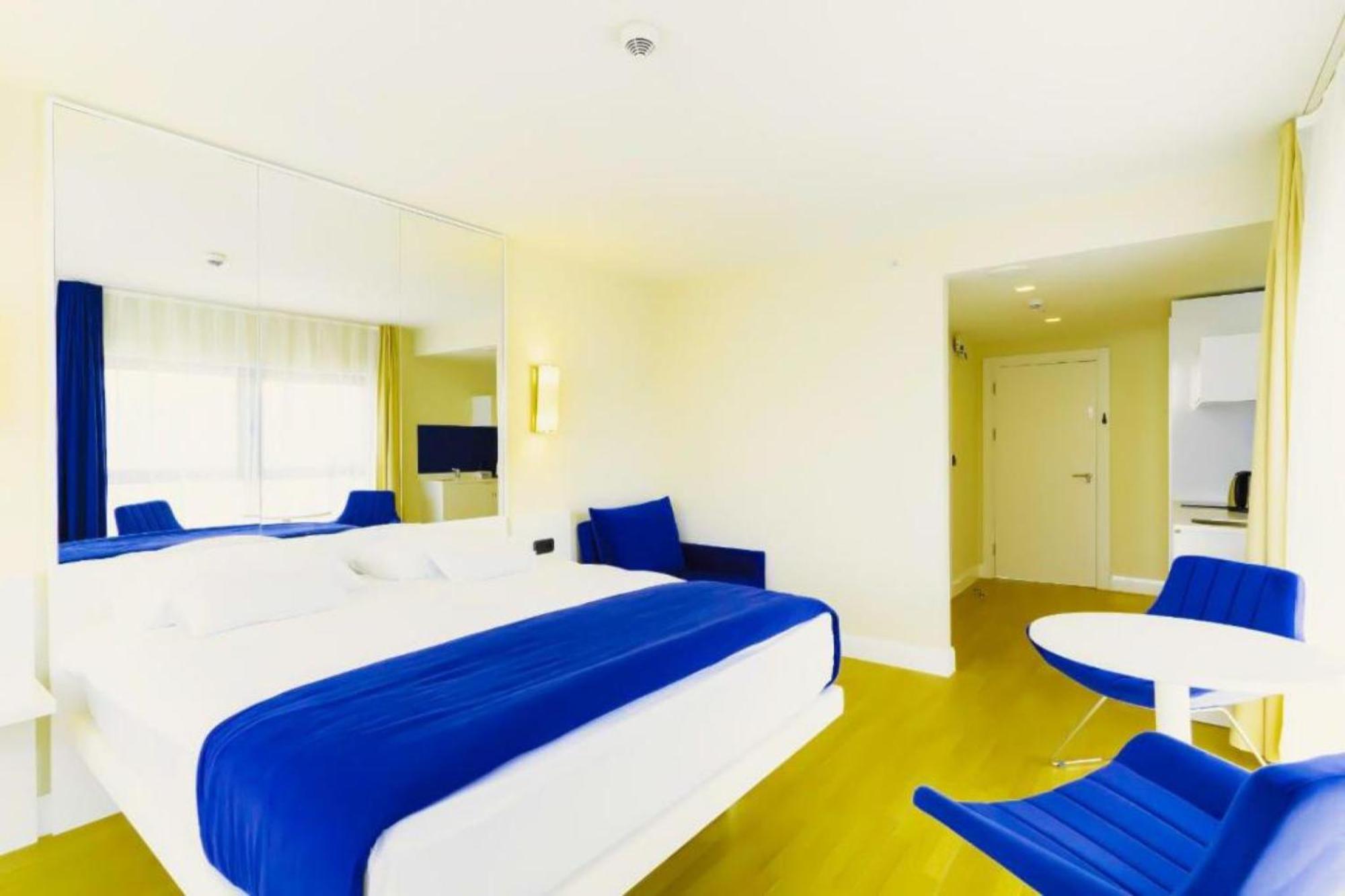 Delux Sea View Aparthotel In Orbi City バトゥーミ エクステリア 写真