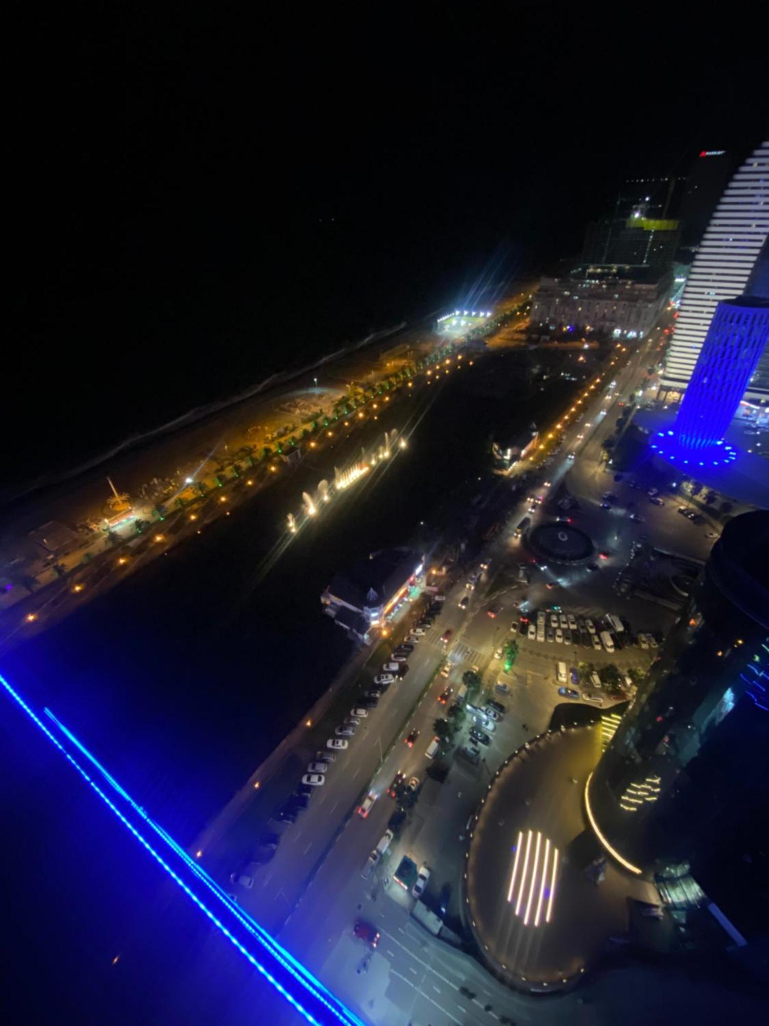 Delux Sea View Aparthotel In Orbi City バトゥーミ エクステリア 写真