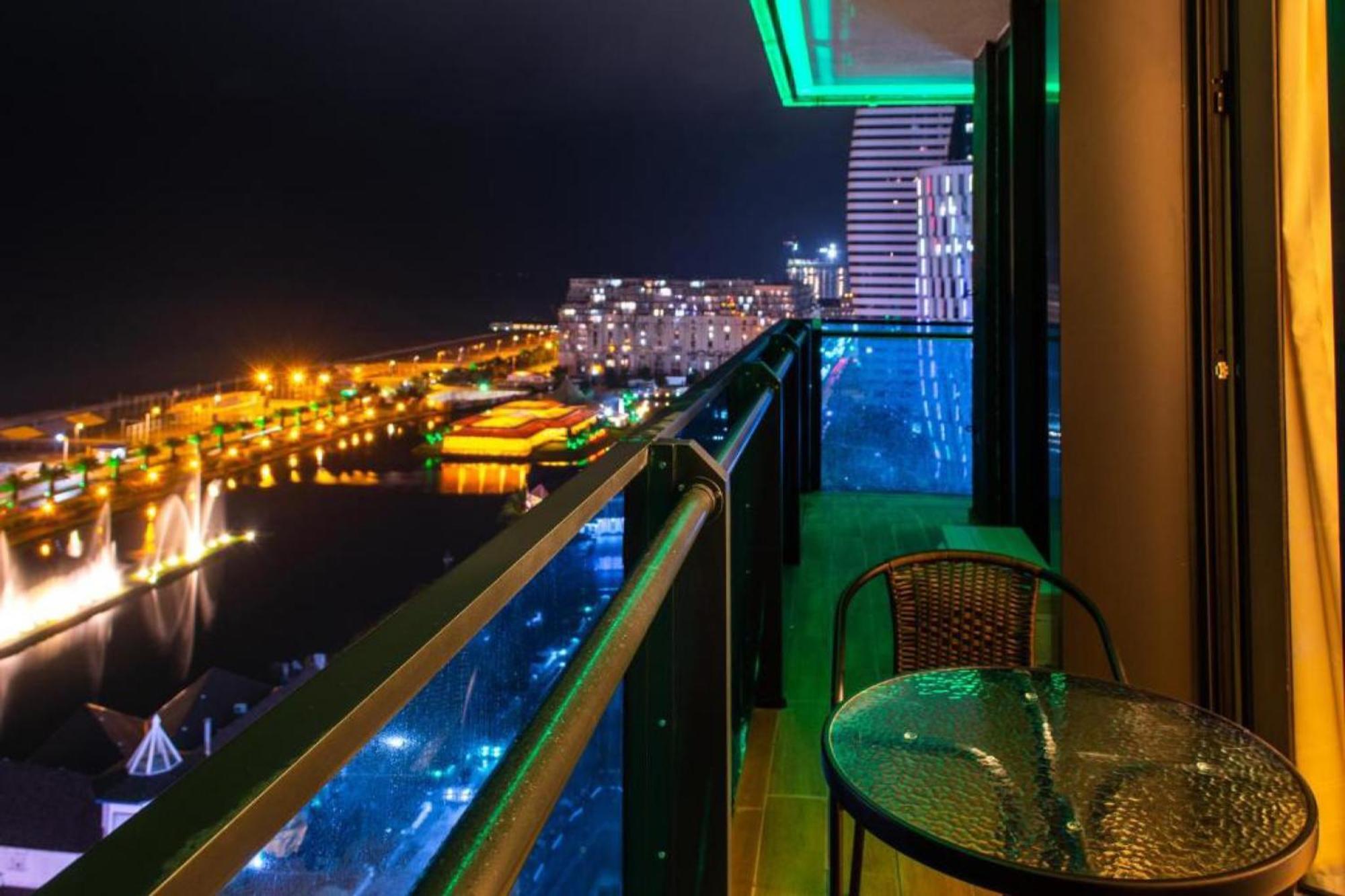 Delux Sea View Aparthotel In Orbi City バトゥーミ エクステリア 写真