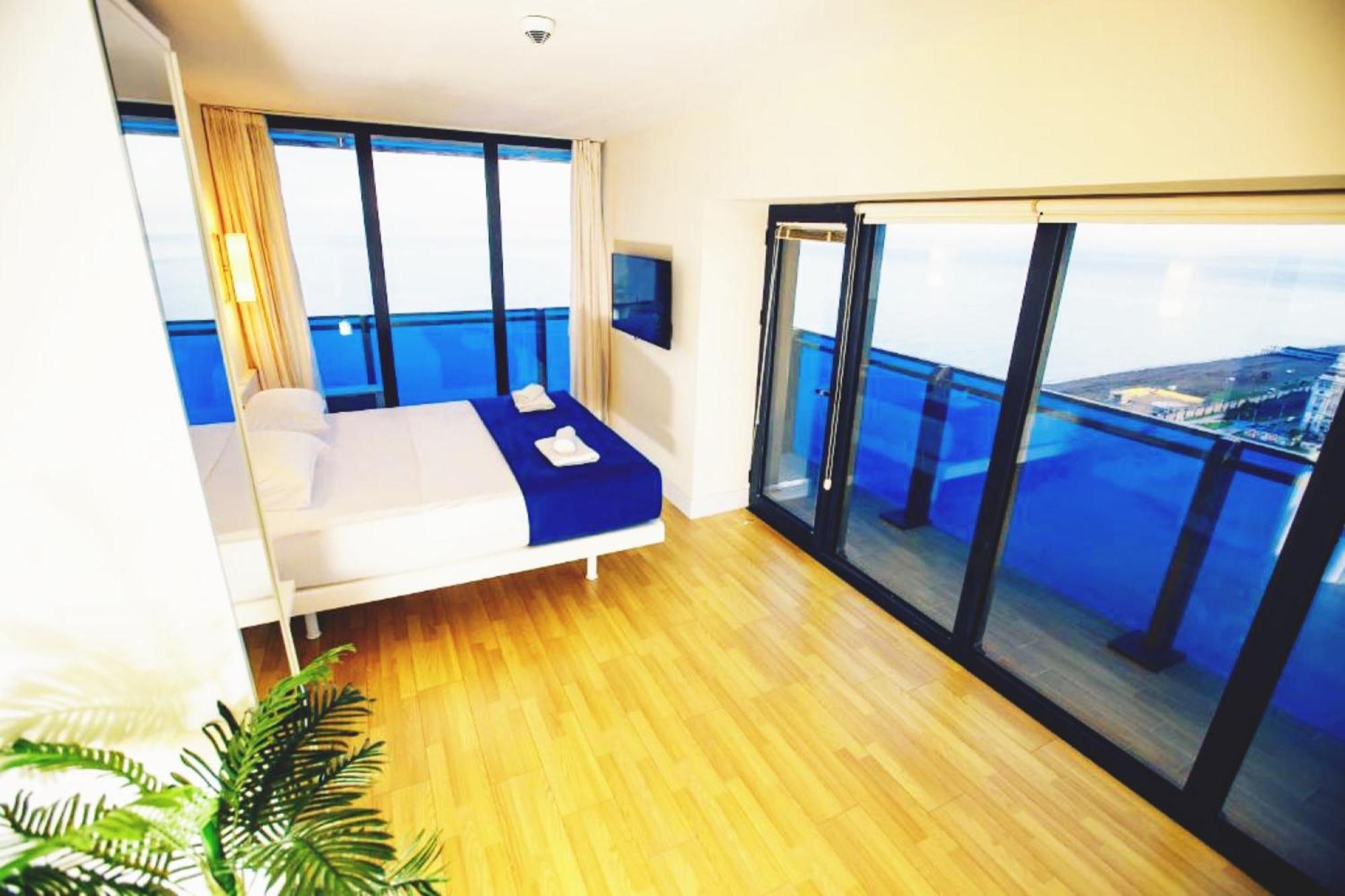 Delux Sea View Aparthotel In Orbi City バトゥーミ エクステリア 写真