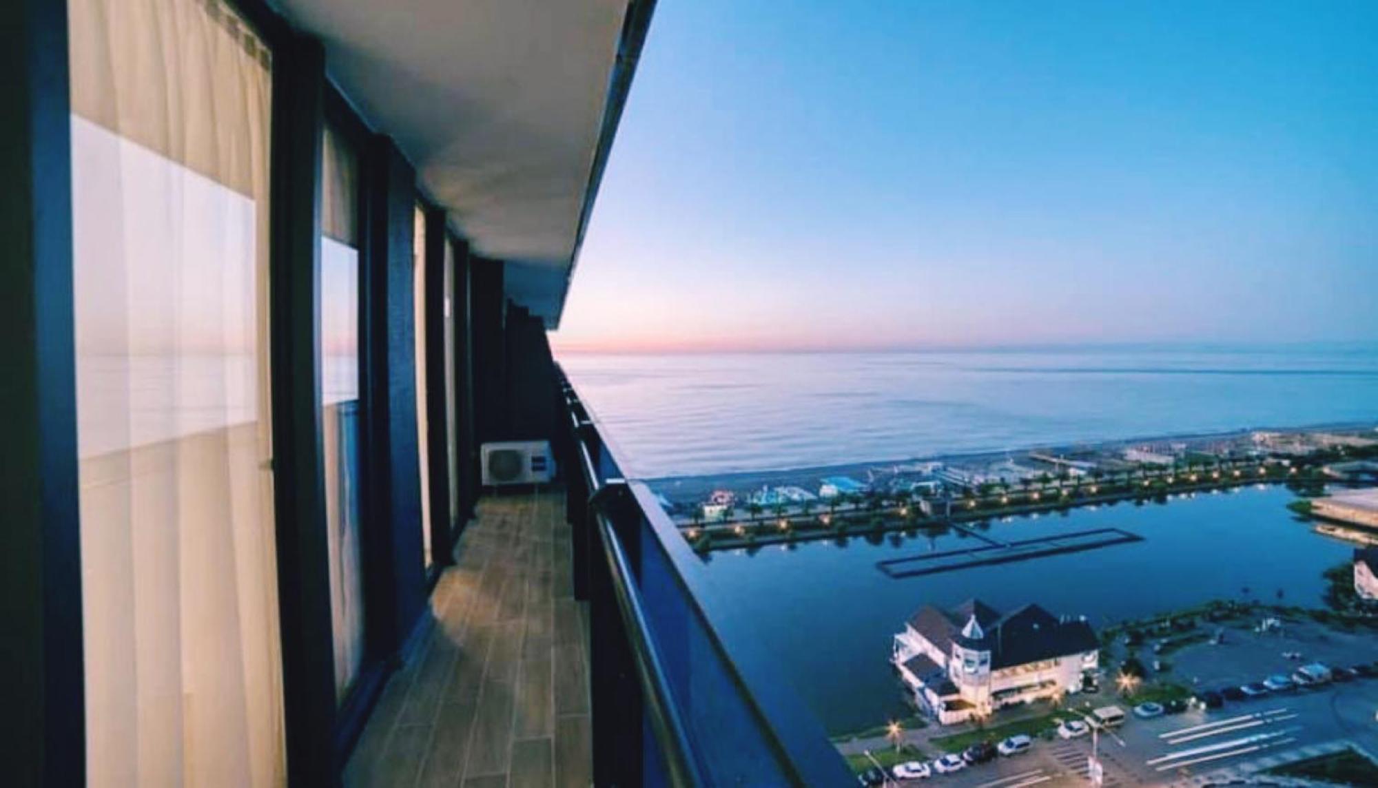 Delux Sea View Aparthotel In Orbi City バトゥーミ エクステリア 写真