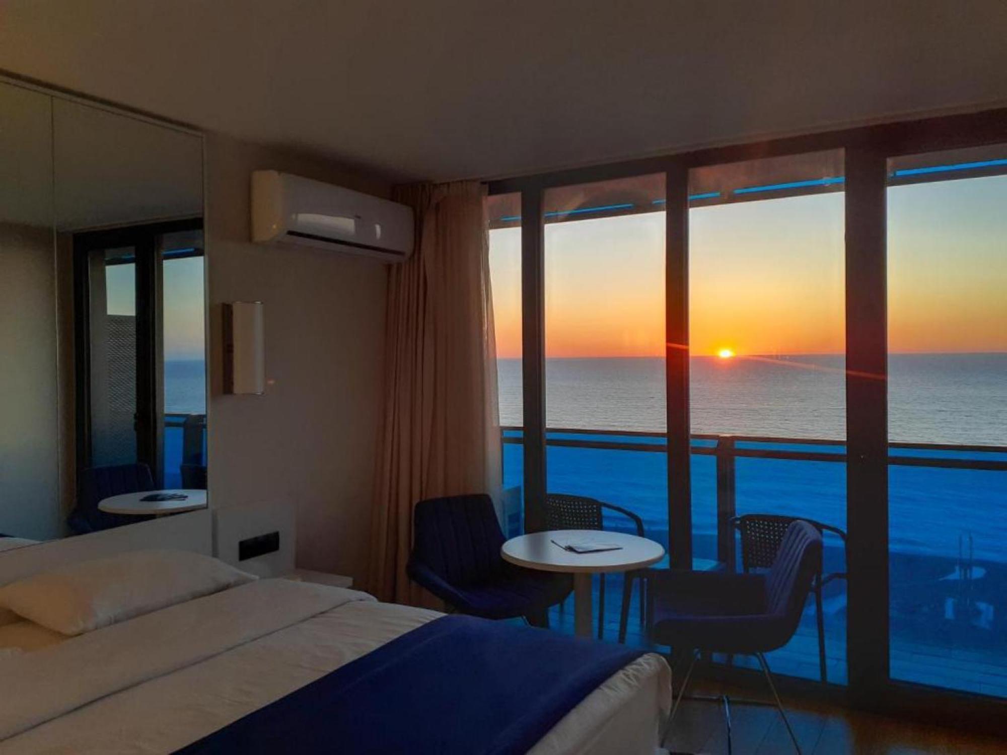 Delux Sea View Aparthotel In Orbi City バトゥーミ エクステリア 写真