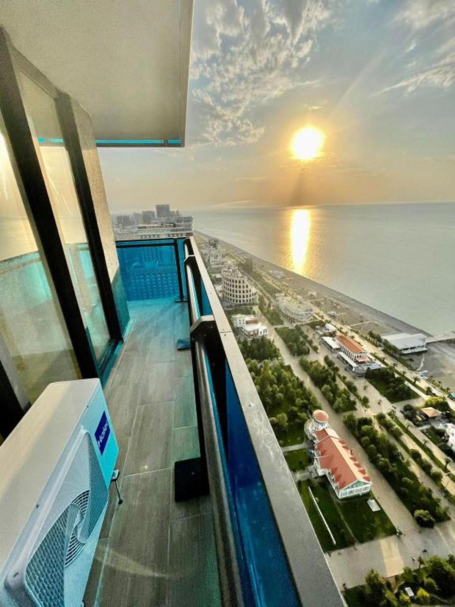 Delux Sea View Aparthotel In Orbi City バトゥーミ エクステリア 写真