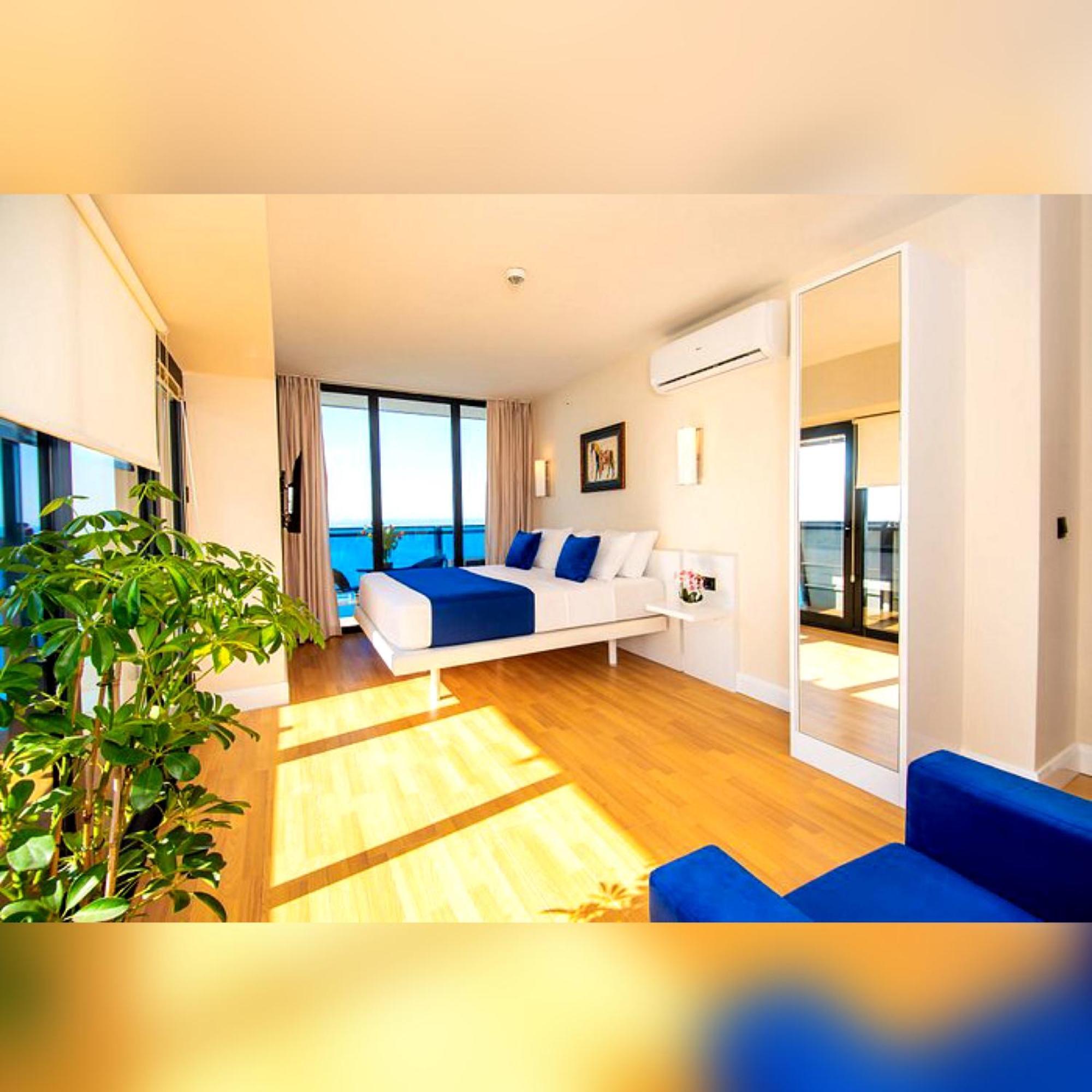 Delux Sea View Aparthotel In Orbi City バトゥーミ エクステリア 写真