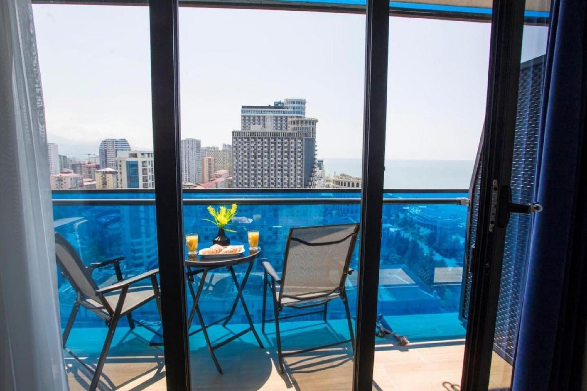 Delux Sea View Aparthotel In Orbi City バトゥーミ エクステリア 写真