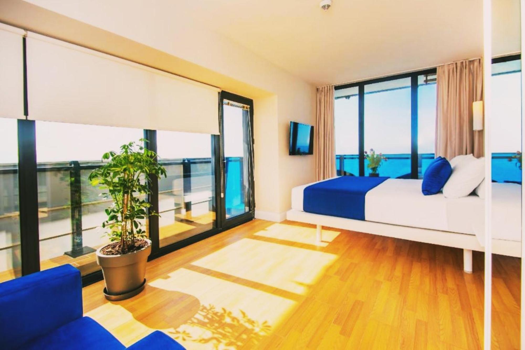 Delux Sea View Aparthotel In Orbi City バトゥーミ エクステリア 写真