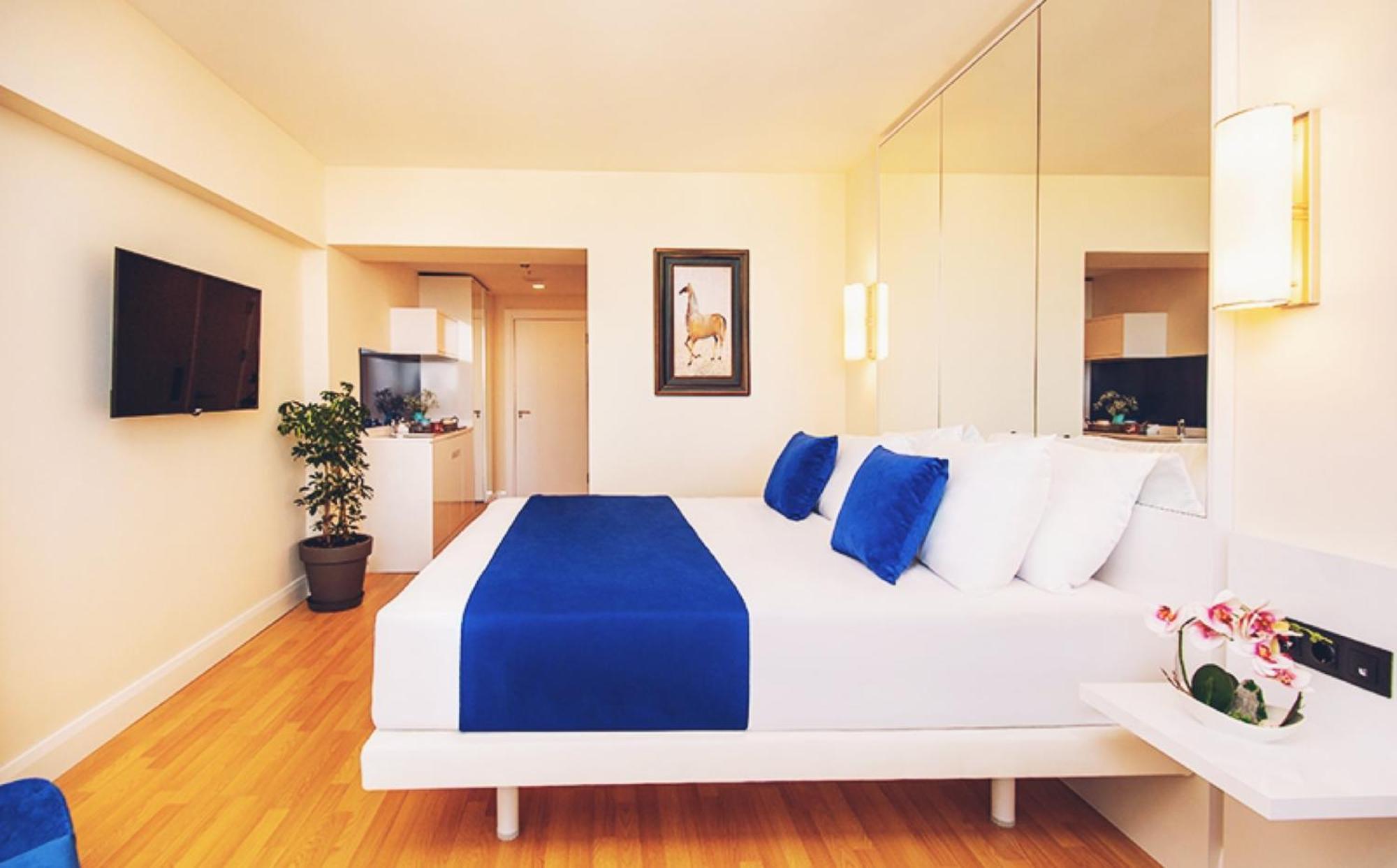 Delux Sea View Aparthotel In Orbi City バトゥーミ エクステリア 写真