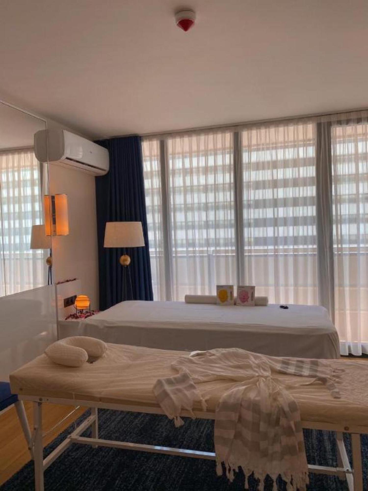 Delux Sea View Aparthotel In Orbi City バトゥーミ エクステリア 写真