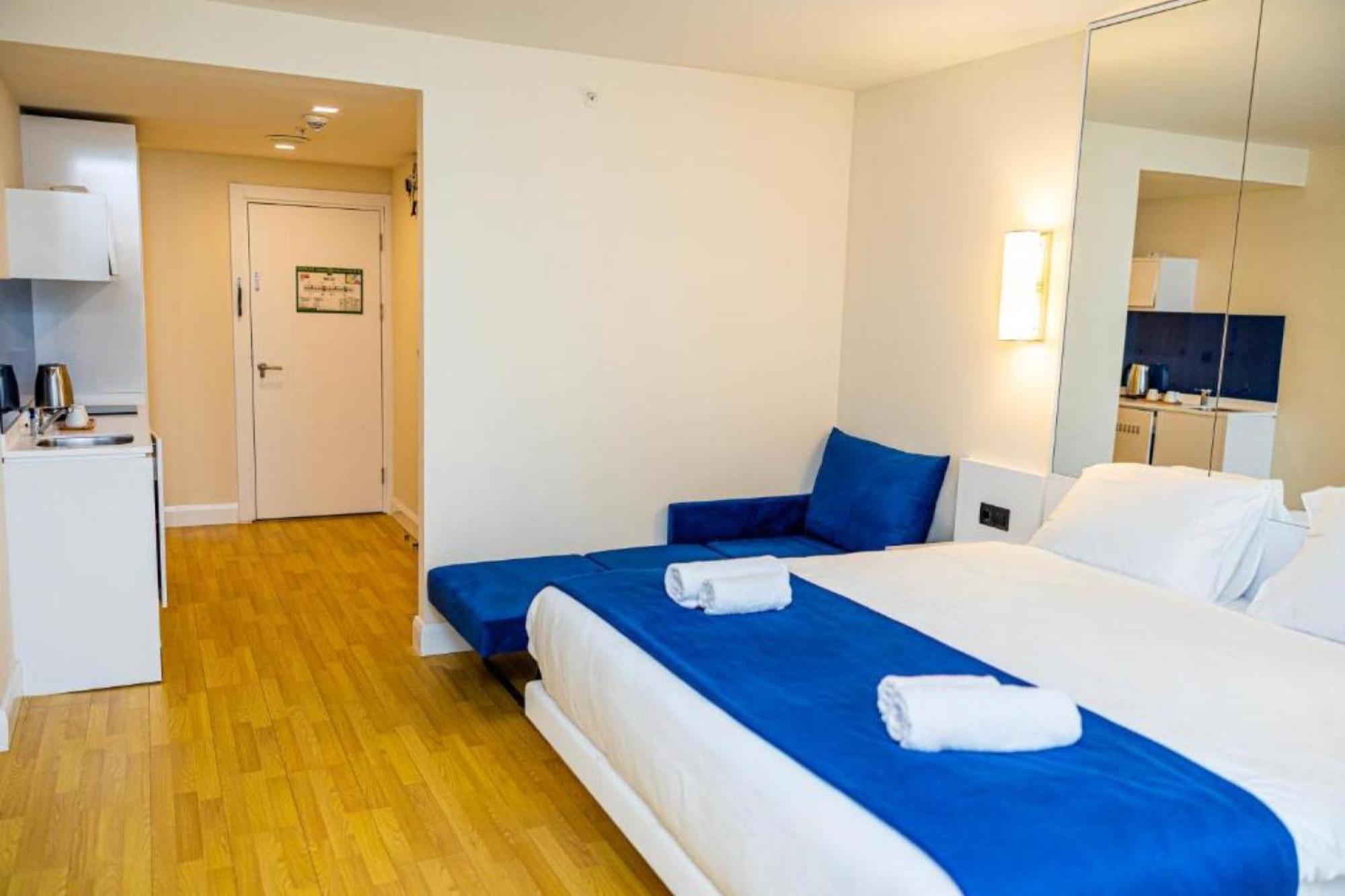 Delux Sea View Aparthotel In Orbi City バトゥーミ エクステリア 写真