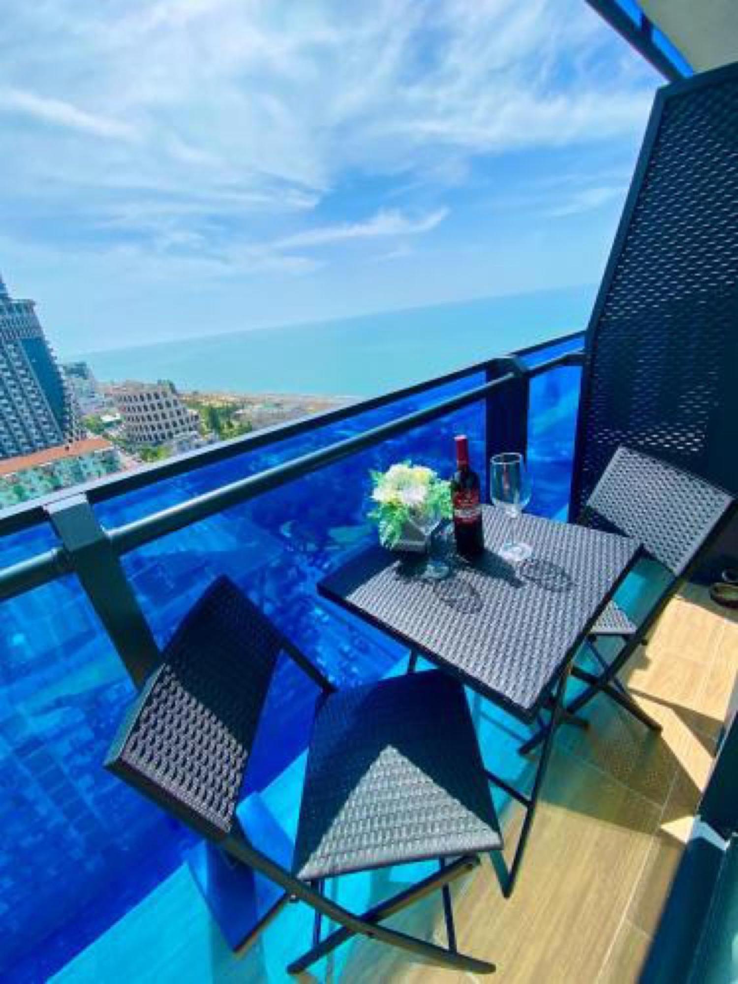 Delux Sea View Aparthotel In Orbi City バトゥーミ エクステリア 写真