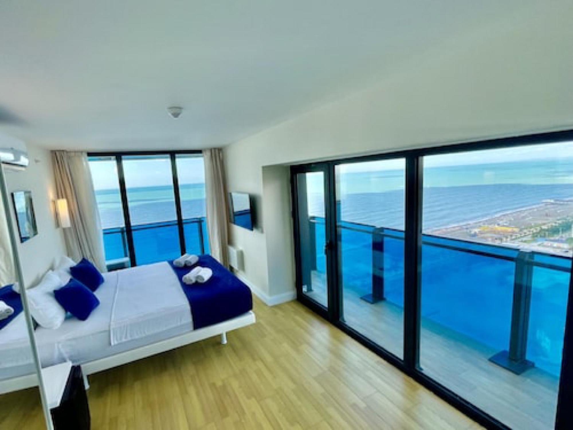 Delux Sea View Aparthotel In Orbi City バトゥーミ エクステリア 写真