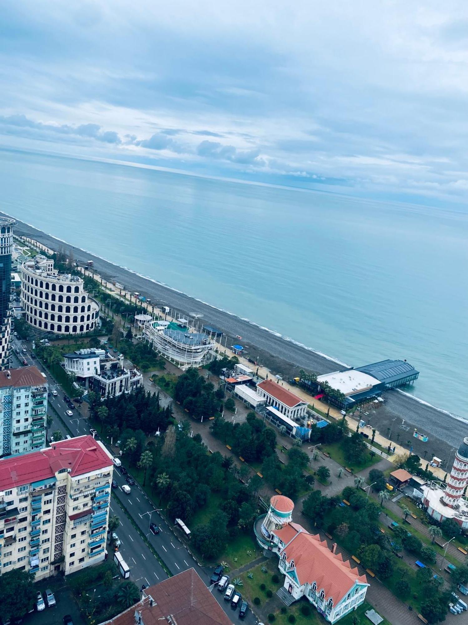 Delux Sea View Aparthotel In Orbi City バトゥーミ エクステリア 写真