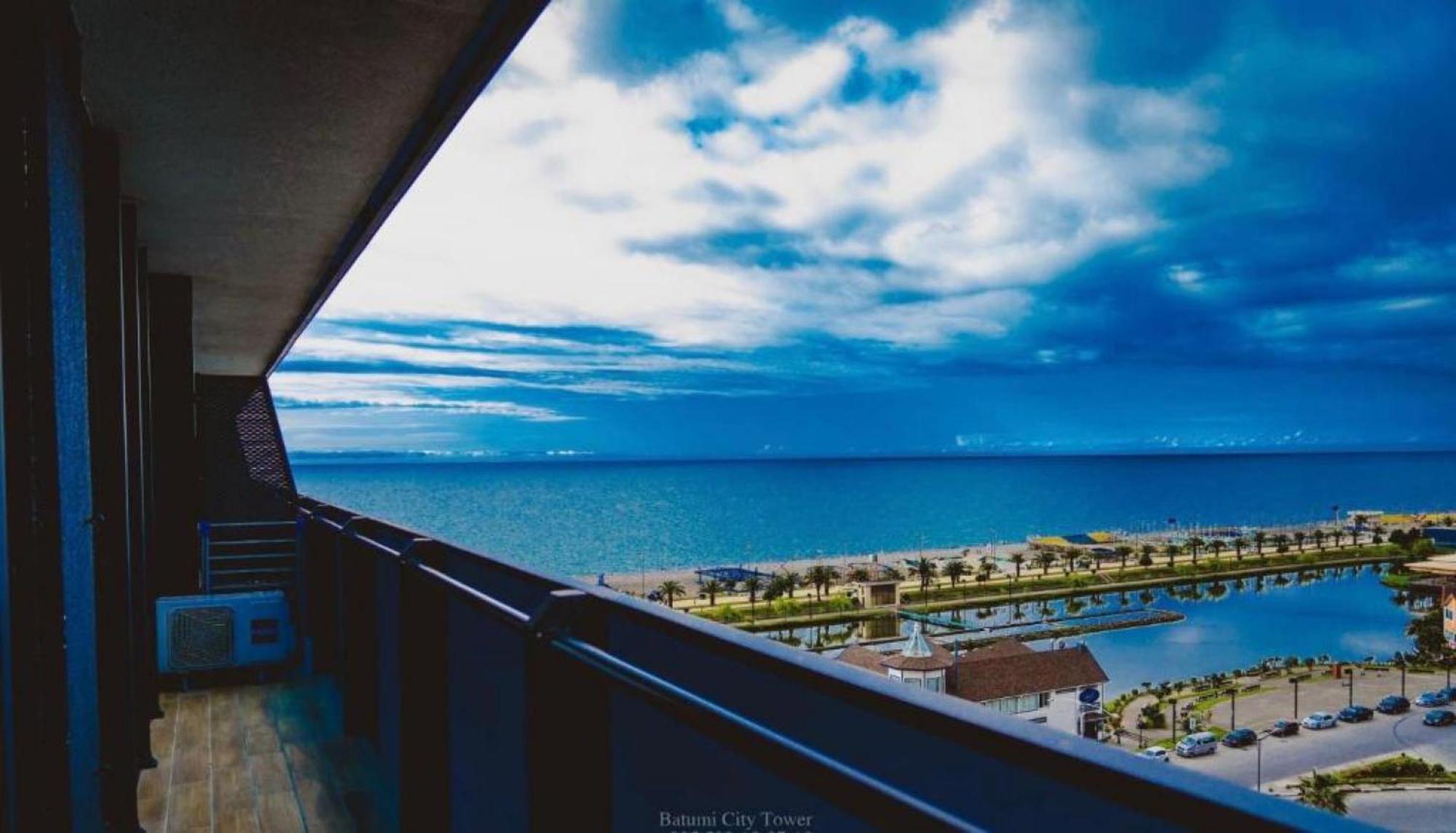 Delux Sea View Aparthotel In Orbi City バトゥーミ エクステリア 写真