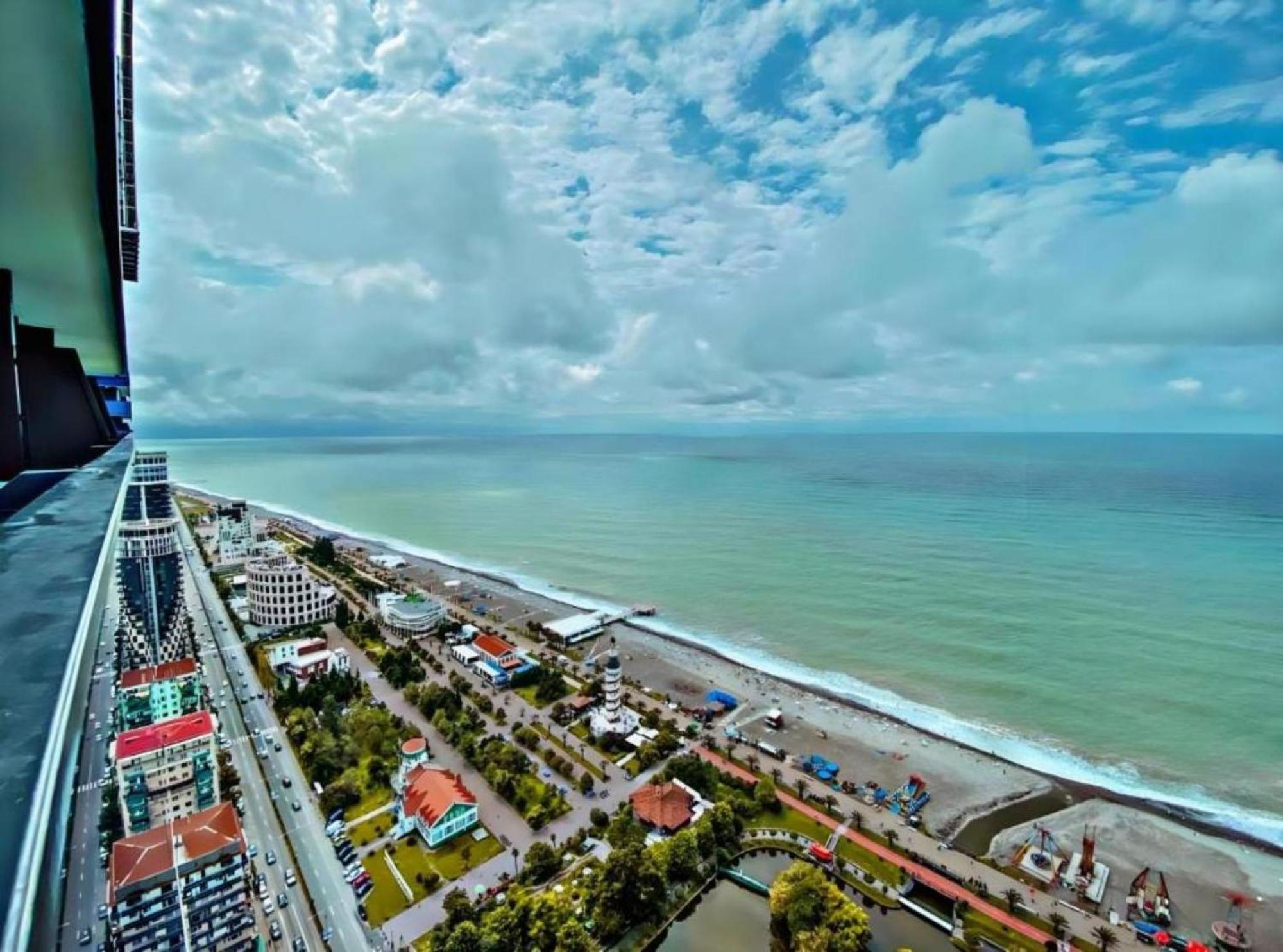 Delux Sea View Aparthotel In Orbi City バトゥーミ エクステリア 写真