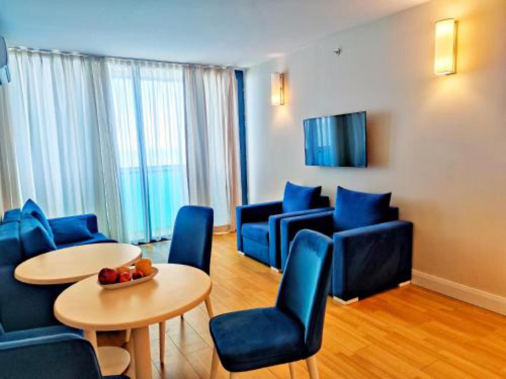 Delux Sea View Aparthotel In Orbi City バトゥーミ エクステリア 写真