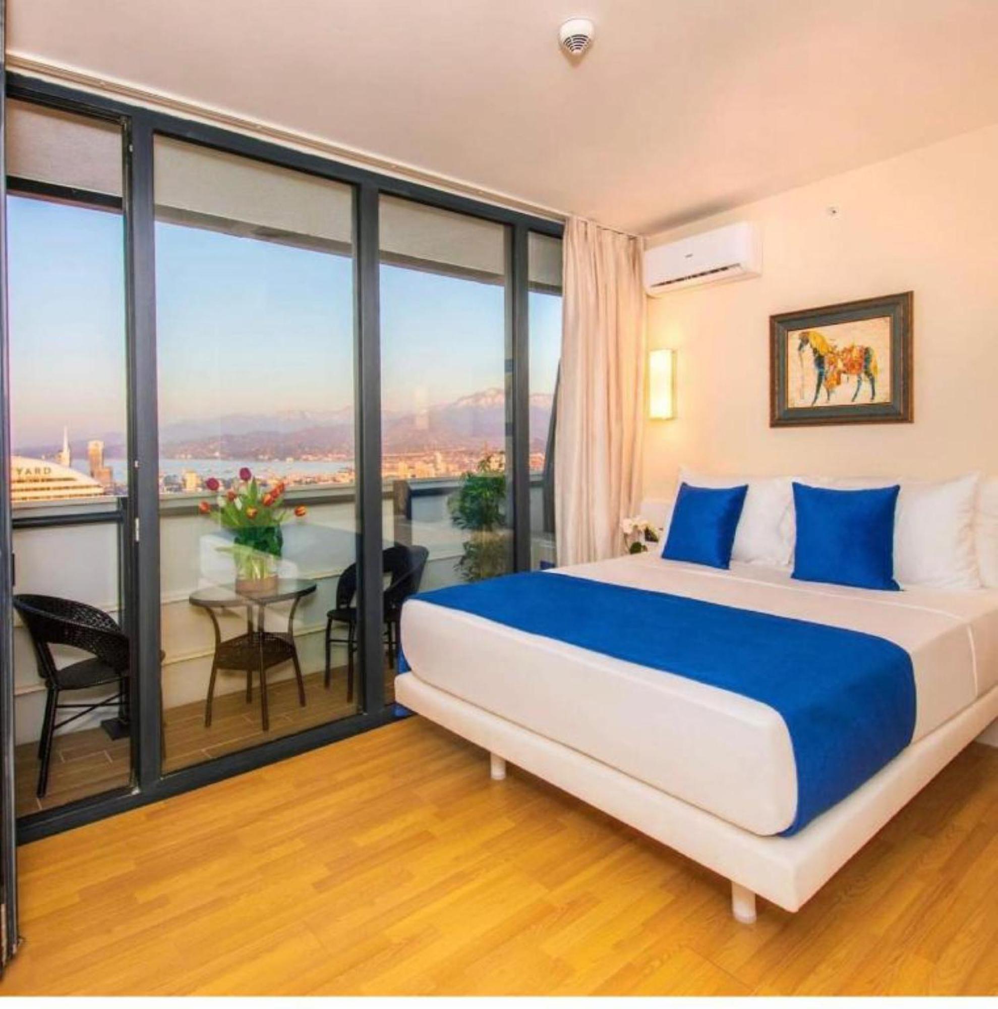 Delux Sea View Aparthotel In Orbi City バトゥーミ エクステリア 写真